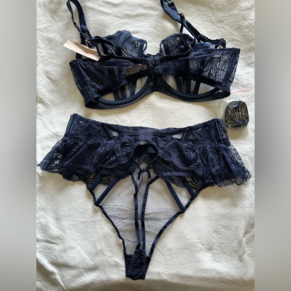 NWT Agent Provocateur Rozlyn Navy Balconette and Garter Thong Set 38E & 6 Rare - Picture 12 of 17